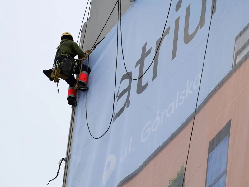 Banderole publicitaire grand format posée sur une façade