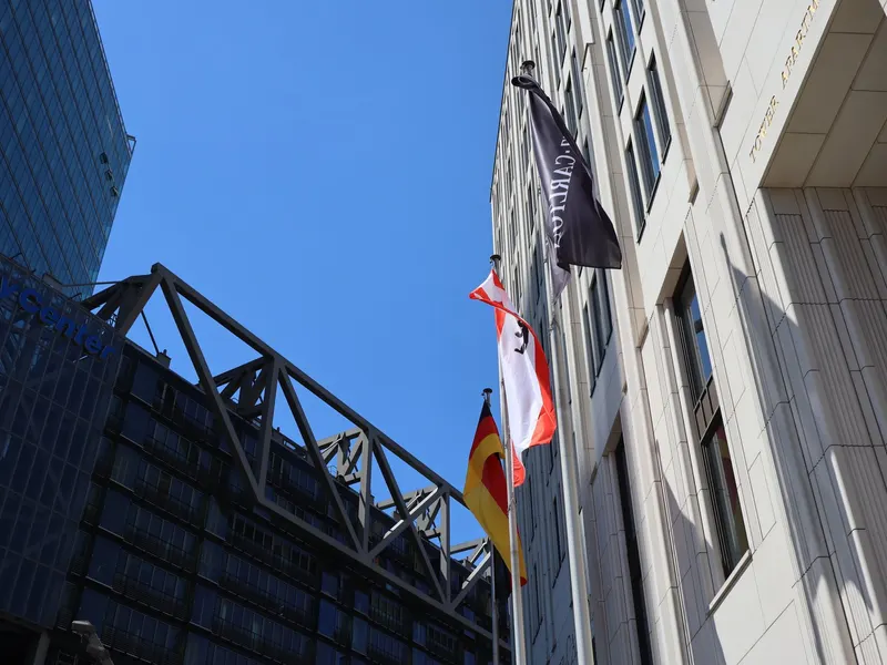 Drapeaux publicitaires alignés devant un commerce