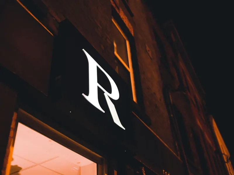 Enseigne de commerce qui rend une devanture visible dans la rue
