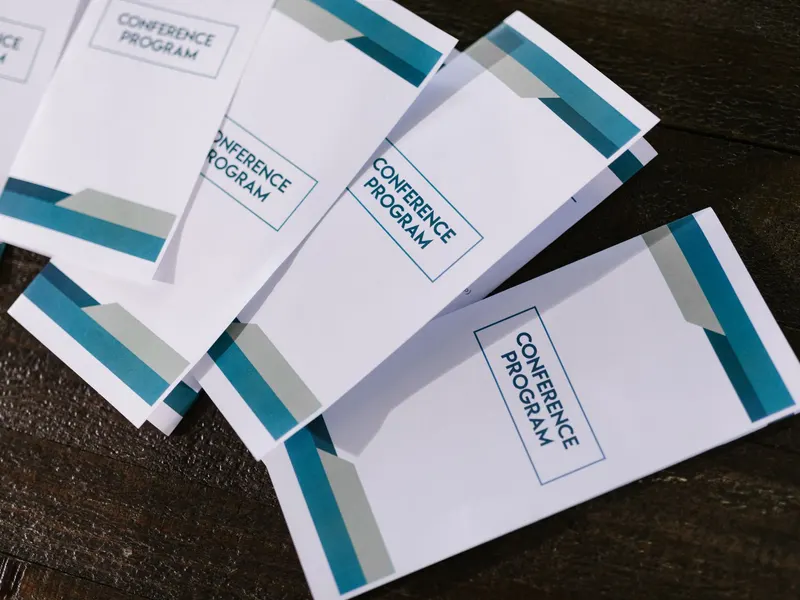 Flyers et dépliants imprimés en pile