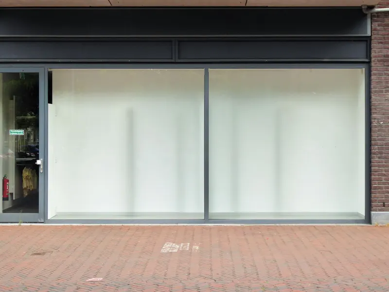 Nom et horaires posés en lettrage sur la vitrine d'un restaurant